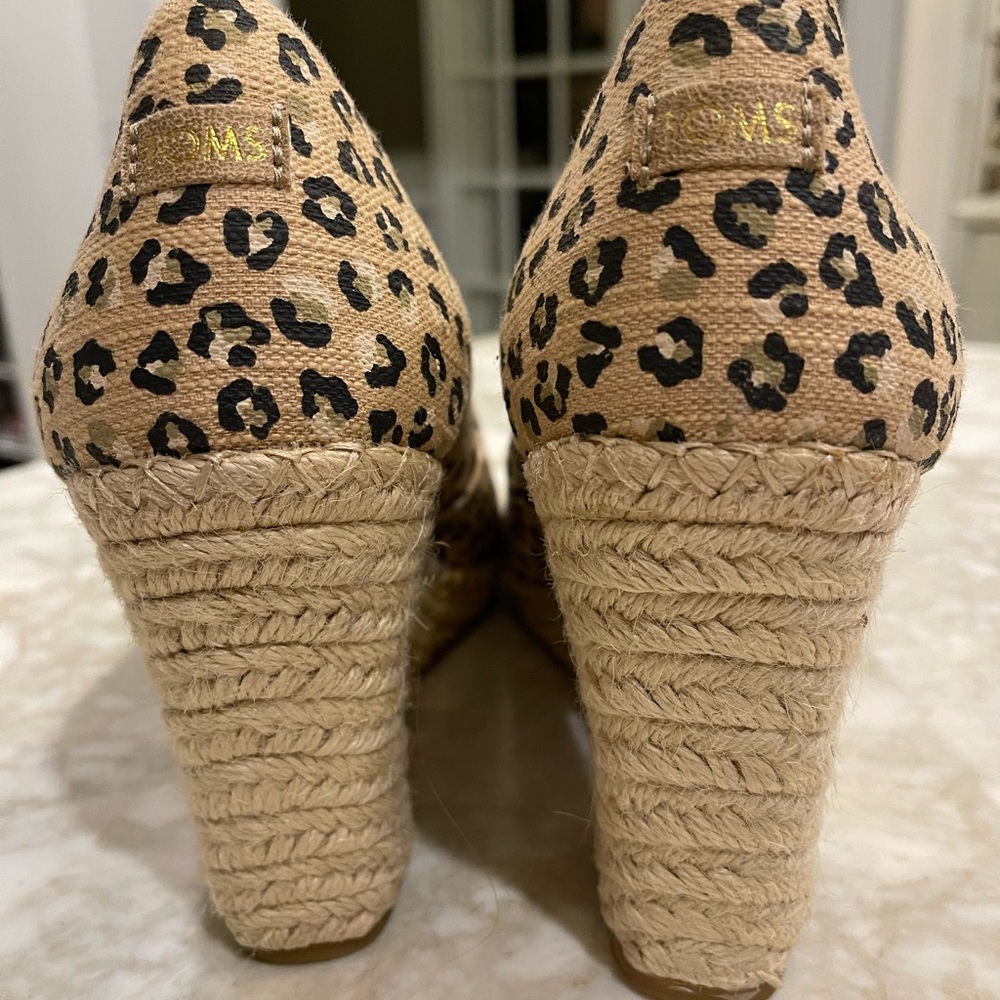 Tom’s never worn - Picture 4 of 4